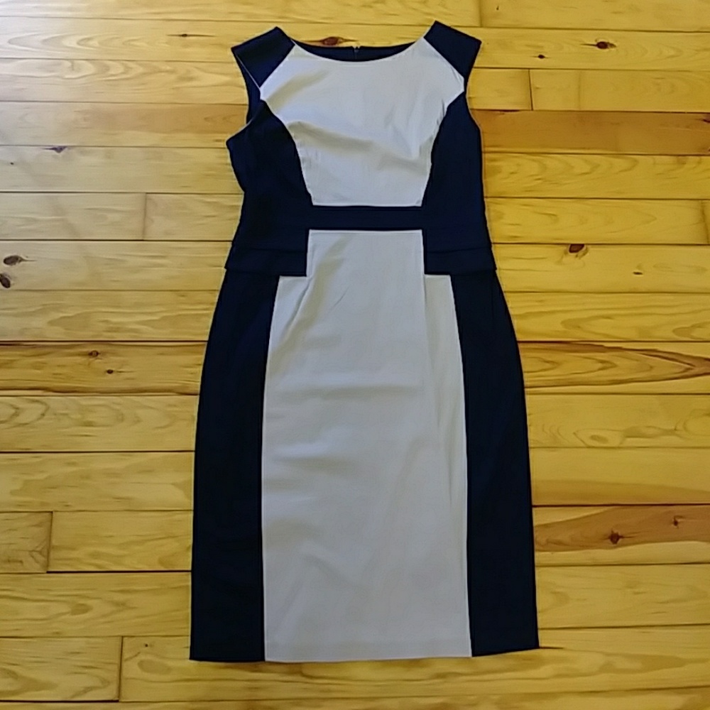 Sleaveless block colored dress.